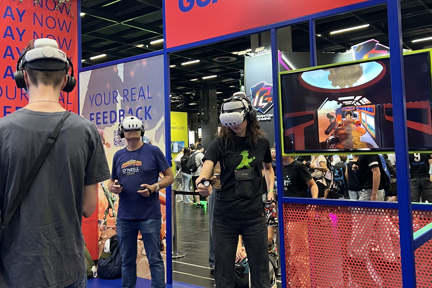 Green Guardians VR am ARD-Stand der Gamescom, Besucher mit VR-Brillen vor dem Standaufbau