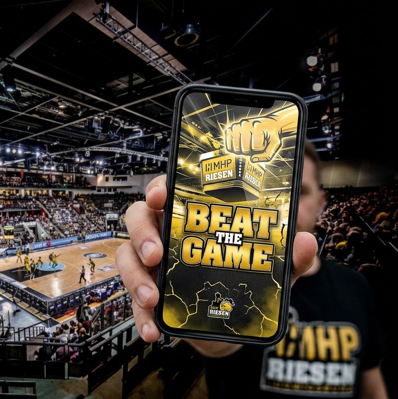 Beat the Game auf dem Smartphone, im Hintergrund die Halle beim Heimspiel