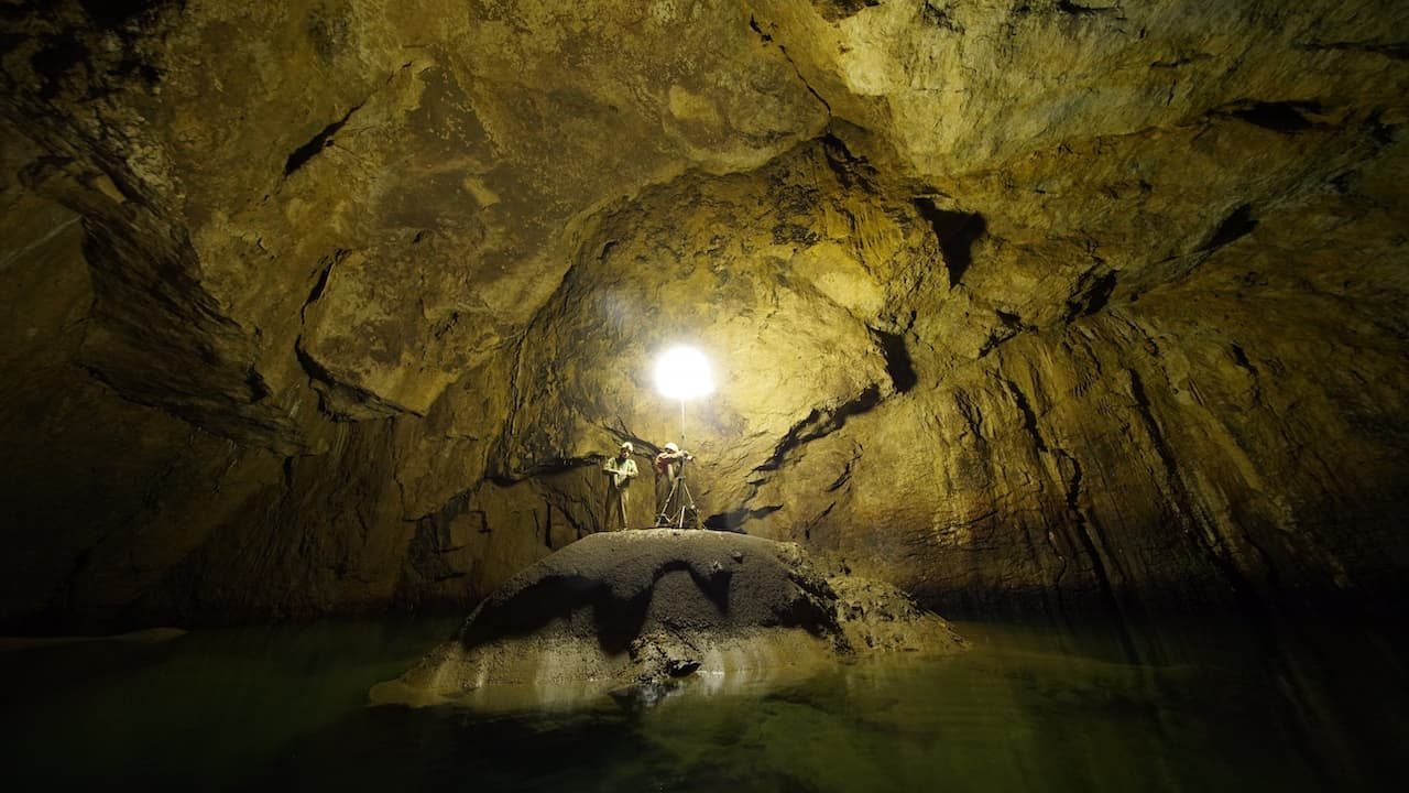 Leuchtballons in der Höhle