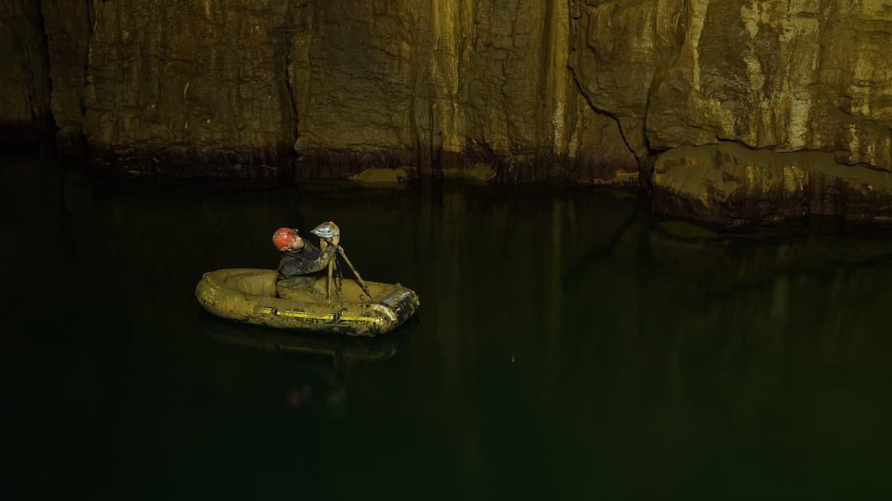 Aufnahmen vom Schlauchboot auf dem unterirdischen See