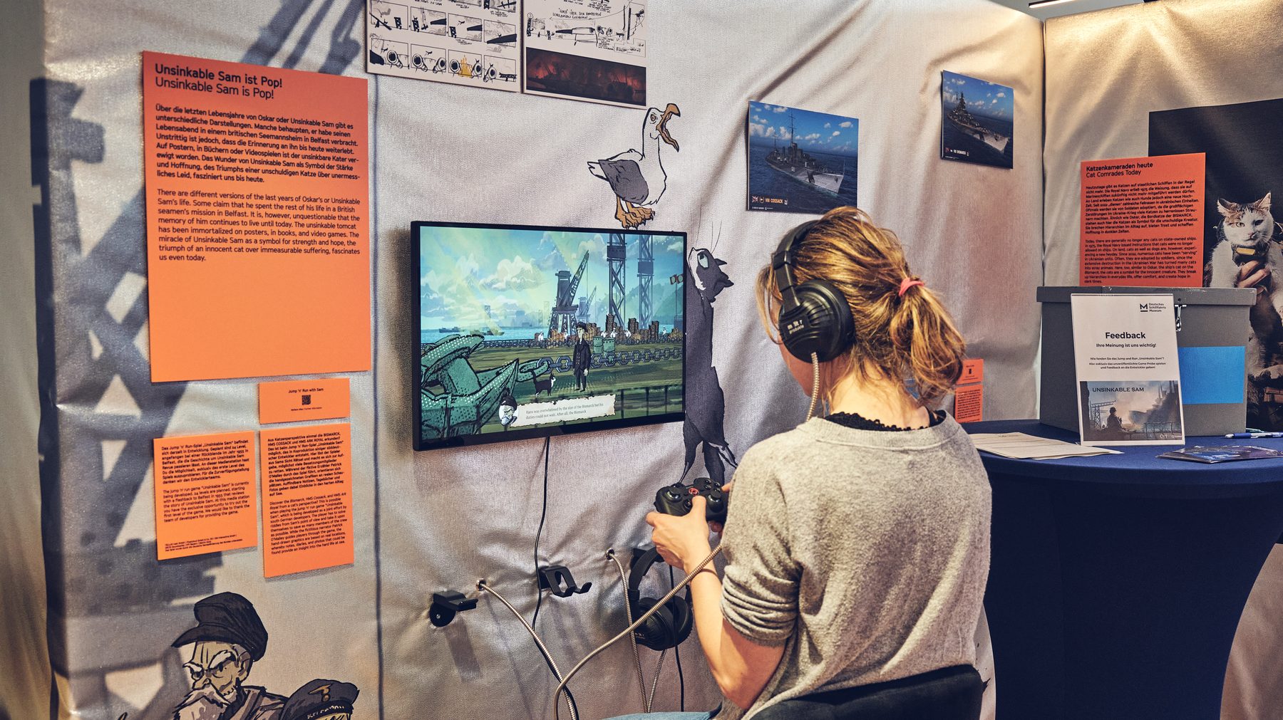Besucherin spielt die Gameplay-Demo von Unsinkable Sam an der Spielstation im Deutschen Schifffahrtsmuseum Bremerhaven