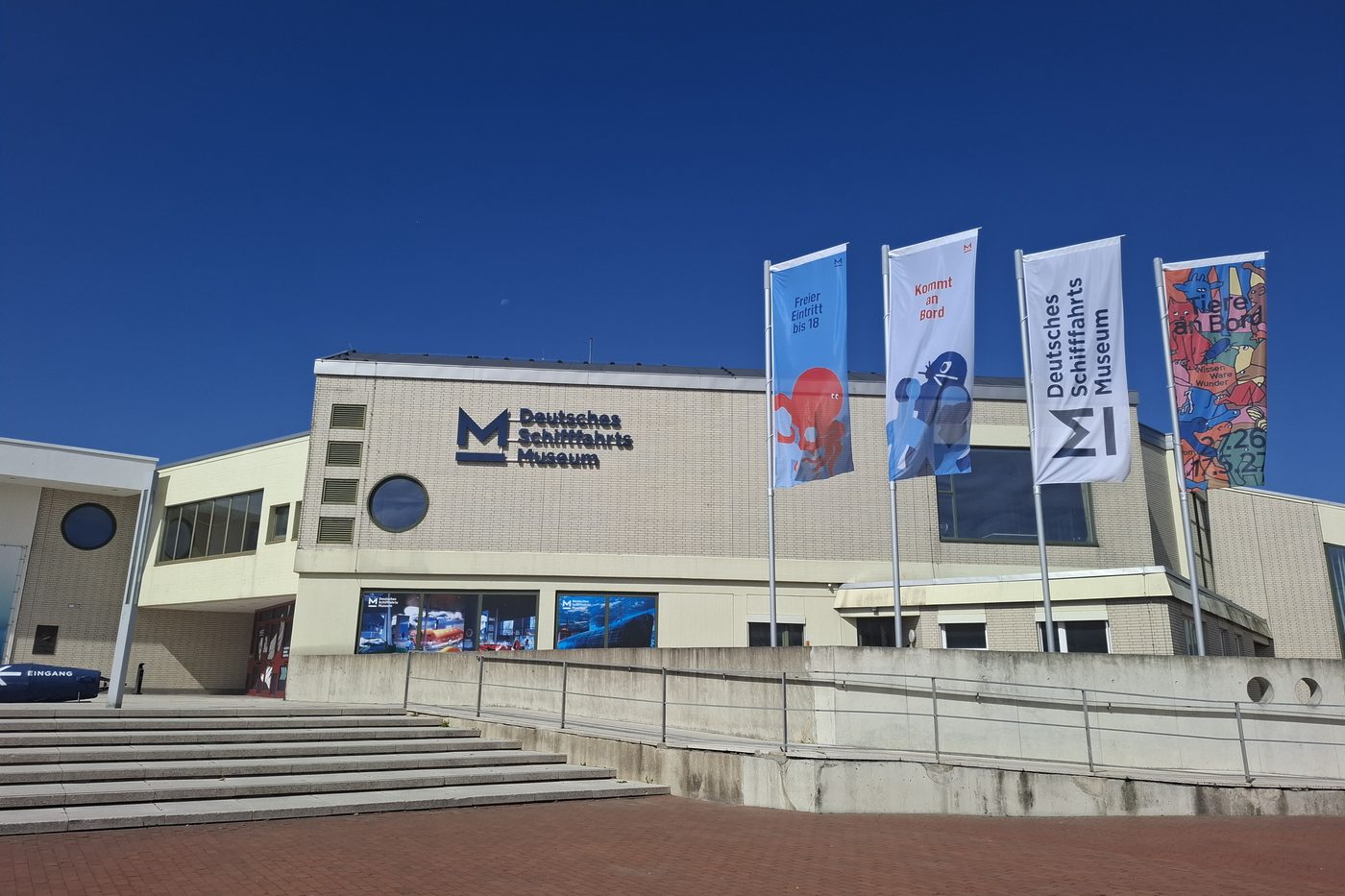 Deutsches Schifffahrtsmuseum Bremerhaven mit Fahnen zur Sonderausstellung Tiere an Bord