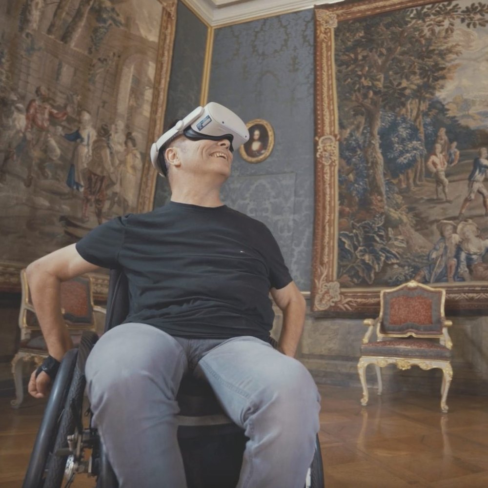 Besucher im Rollstuhl erlebt mit VR-Brille das Mitternachtstheater im Residenzschloss Ludwigsburg