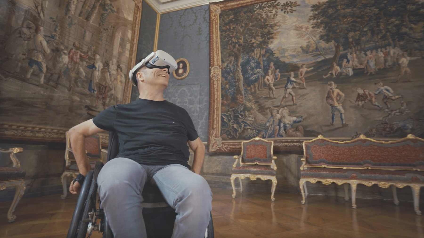 Besucher im Rollstuhl erlebt mit VR-Brille einen virtuellen Rundgang im Schloss