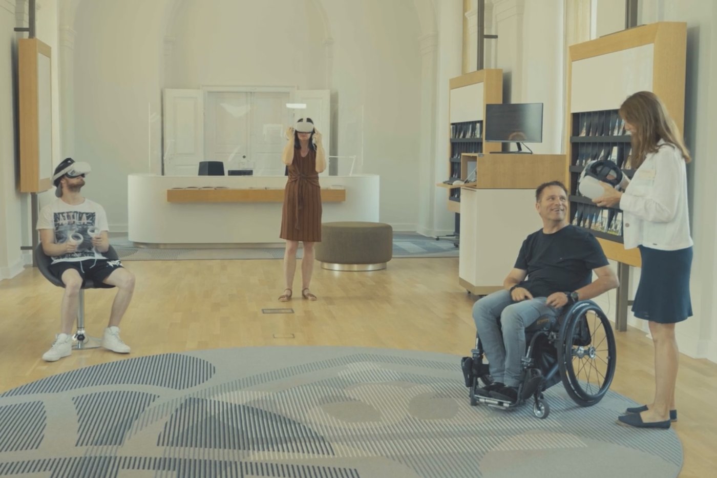 VR-Station im Residenzschloss Ludwigsburg, Gäste stehend, sitzend und im Rollstuhl mit VR-Brillen